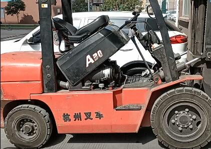 給叉車的液壓閥交叉孔去毛刺，用磨粒流的越來越多！