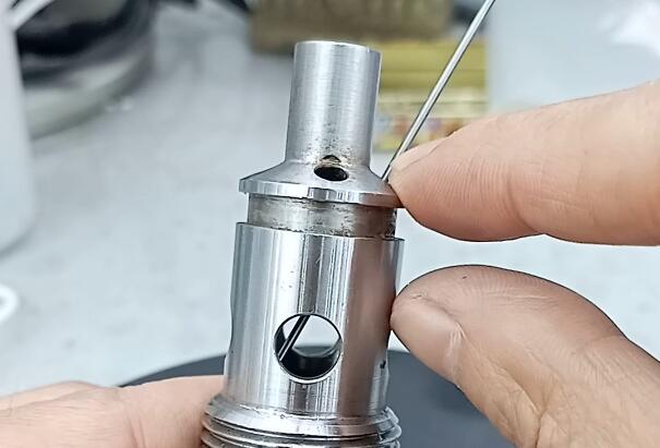 長斜孔去毛刺，磨粒流技術是怎么做到的？
