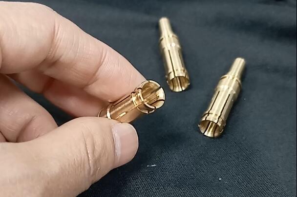 新能源汽車充電樁銅插孔細(xì)縫去毛刺，磨粒流拋光設(shè)備能做嗎？